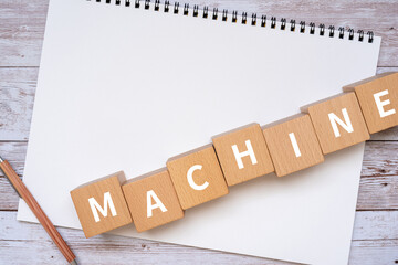 機械のイメージ｜「MACHINE」と書かれた積み木、ノート、ペン