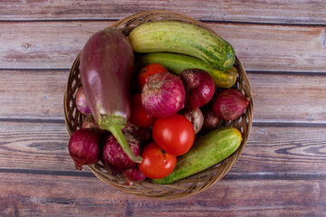 Obraz na płótnie Canvas Fresh vegetables like brinjal, onions, tomatoes, onions and cucumber