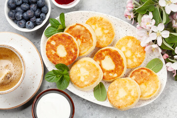 Cottage pancakes with jam, sour cream and berries