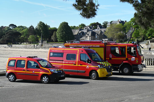 Dinard, France, 11 mai 2022 : Véhicules de pompier d'Ille-et-Vilaine stationnés en Bretagne