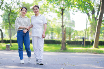 Obraz premium Portrait of Asian mother and daughter at park