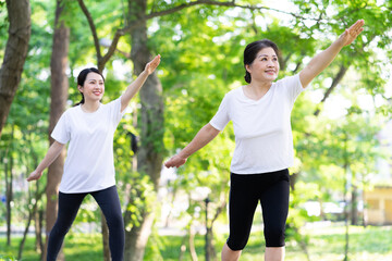 Obraz premium Image of Asian mother and daughter exercise at park