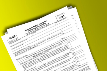 Obraz premium Form W-4S documentation published IRS USA 01.13.2021. American tax document on colored