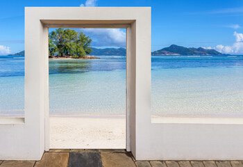 Fototapeta na wymiar Porte ouverte sur îlot à anse Union, la Digue, Seychelles 