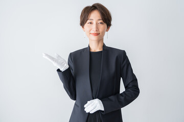 スーツを着た日本人女性