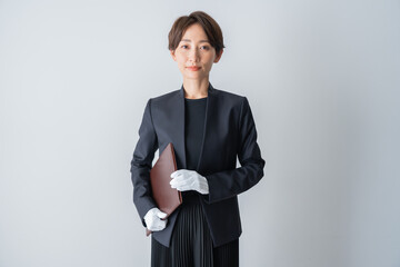スーツを着た日本人女性