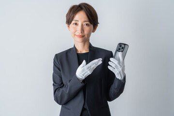 スーツを着た日本人女性