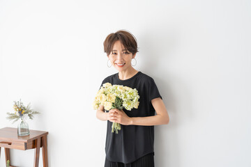 お花を持つ日本人女性