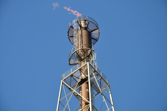 Gasfackel auf Bohrturm: Verbrennung von  &Ouml;l oder Gas bei der Produktion