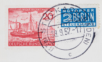 briefmarke stamp vintage retro alt old helgoland wieder frei märz 1952 rot red schiff boat boot ship felsen lange anna notopfer 2 berlin steuermarke blau stockach