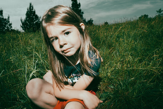 une petite fille dans les herbes d'aun parc urbain