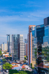 Naklejka premium Vista da Rua dos Pinheiros com avião passando ao fundo