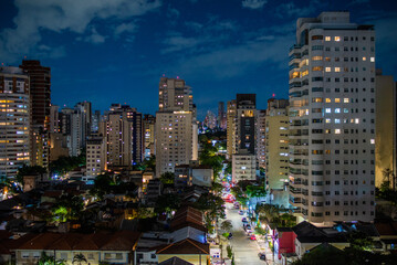 Vista panorâmica noturna do bairro de Pinheiros em São Paulo