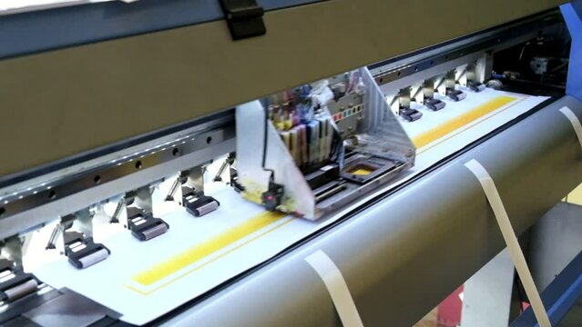 Large printer format inkjet working head sliding on vinyl