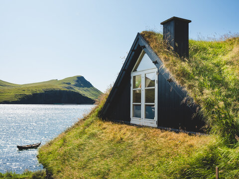 Une maison avec un toit en herbe aux îles Féroé