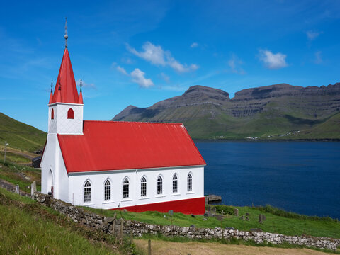 Une église aux îles féroé Húsar sur l'île de Kalsoy