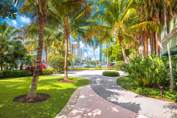 Fort Lauderdale green waterfront park walkway view, south Florida - obrazy, fototapety, plakaty