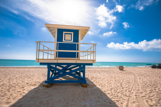 Fort Lauderdale sand beach and lifeguard tower view