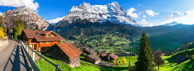 Gardinen Schweiz Natur und Reisen. Alpine Landschaft. Malerisches, traditionelles Bergdorf Grindelwald, umgeben von schneebedeckten Gipfeln der Alpen. Beliebtes Touristenziel und Skigebiet © Freesurf