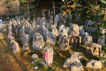 Japanese culture and atmosphere 日本文化と日本情緒：stone statues of Jizo in the precincts of Kiyomizu-dera Temple at Higashiyama in Kyoto in Japan 日本の京都東山にある清水寺の境内の石仏群
