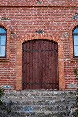 Fototapeta na wymiar old wooden door with metal handle