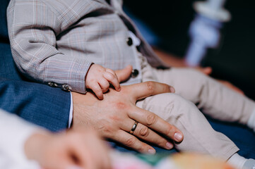 Rączki dziecka położone na dłoni ojca