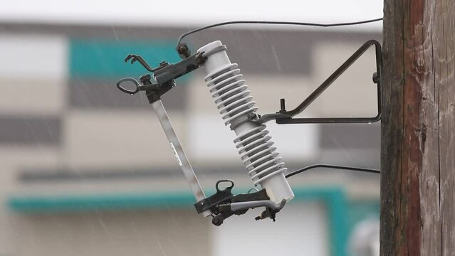Poteau &eacute;lectrique durant une averse 