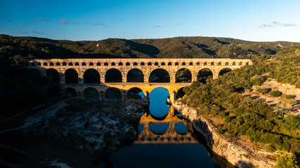 Vue aérienne en drone au dessus du Pont du Gard, aqueduc construit par les romains, près de Nimes, dans le sud de la France, classé au patrimoine mondiale de l'Unesco
