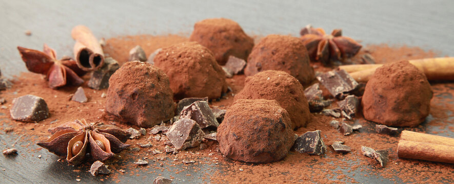 Truffes au chocolat sur une ardoise	
