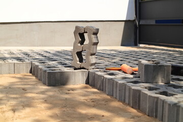 Pavement. Laying paving stones. Cube, openwork plate.
Chodnik. Układanie kostki brukowej. Kostka, płyta ażurowa. - obrazy, fototapety, plakaty