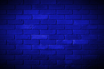 Ceglany mur pomalowany na niebiesko.