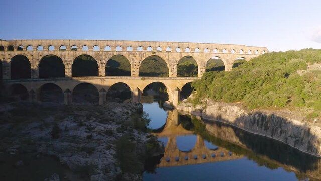 Vue a&eacute;rienne en drone au lever du soleil, au dessus du Pont du Gard, aqueduc construit par les romains, pr&egrave;s de Nimes, dans le sud de la France, class&eacute; au patrimoine mondiale de l'Unesco