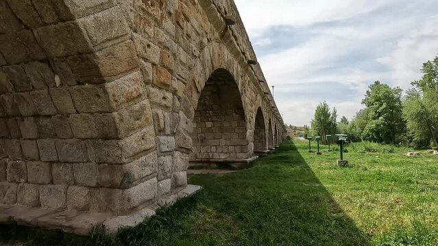Puente romano sobre el r&iacute;o Tormes visto desde su parte inferior en Salamanca, Espa&ntilde;a