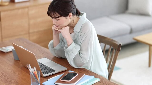 自宅で仕事をする若い女性 テレワーク