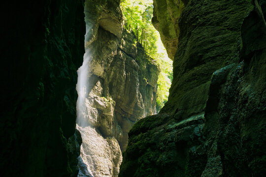 kleiner Wasserfall in einer Schlucht 
