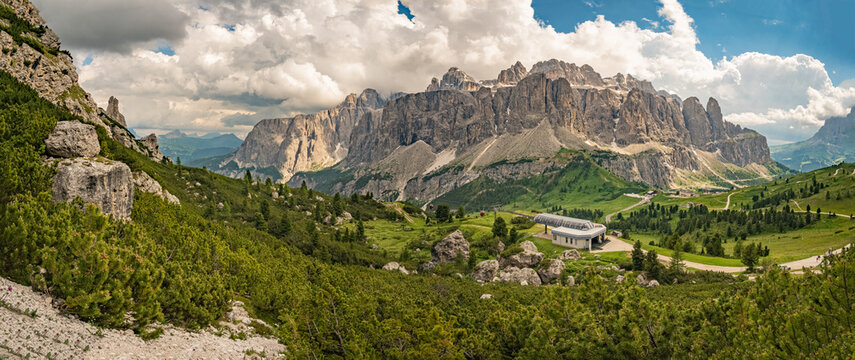 Aktiv sein im Langen Tal in den Tiroler Alpen. Touristen kommen zum Sport, Erholung, Wandern, Klettern, Ski fahren. Wolkenstein / Gr&ouml;den wird umschlossen vom Sellamassiv, Langkofel- und Puez-Gruppe.