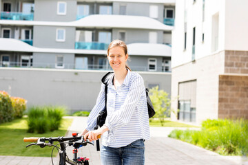 Junge blonde Frau fährt Fahrrad in einer Stadt