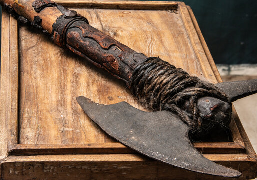 hacha vikinga en madera y cuero antiguo guerrero