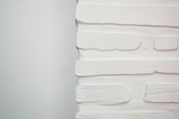 Mur de pierre peint en blanc