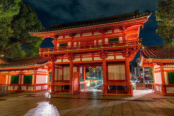 [京都府]八坂神社西楼門の夜景（祇園さんと呼ばれ親しまれている京都を代表する観光名所）