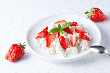 Healthy breakfast: cottage cheese with strawberries