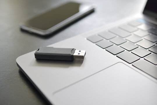 T&eacute;l&eacute;travail - ordinateur portable et cl&eacute; usb