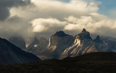 Fototapeta premium cuernos de las torres del Paine, octava maravilla del mundo, Magallanes, entre montes y nubes atardecer entre montañas 