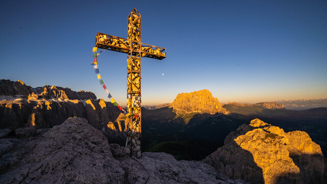 Gipfelkreuz der Gro&szlig;en Cirspitze in den Tiroler Alpen. Touristen kommen zum Sport, Erholung, Wandern, Klettern, Ski fahren. Wolkenstein / Gr&ouml;den umschlossen vom Sellamassiv, Langkofel- und Puez-Gruppe