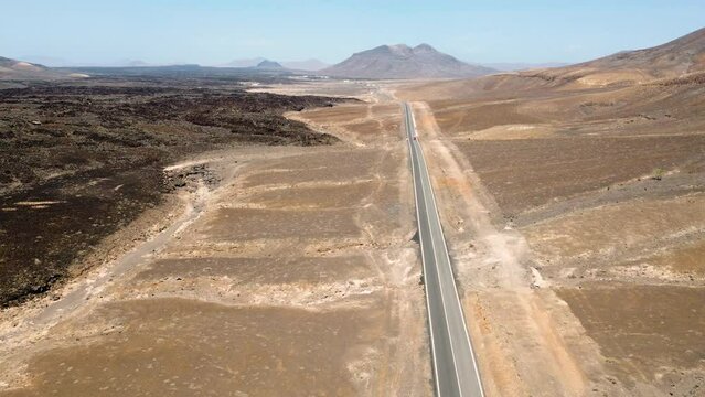zwei autos fahren auf der "pozo negro" Senkgrube auf Fuerteventura, drohne 4k 