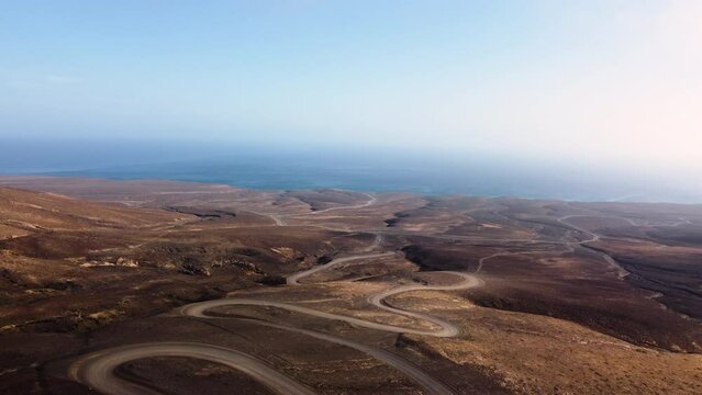 Drohne 4k Fuerteventura aufsteigend &uuml;ber Berglandschaft
