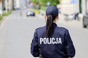 Fototapeta Policjantka w niebieskim mundurze podczas pracy w mieście. obraz