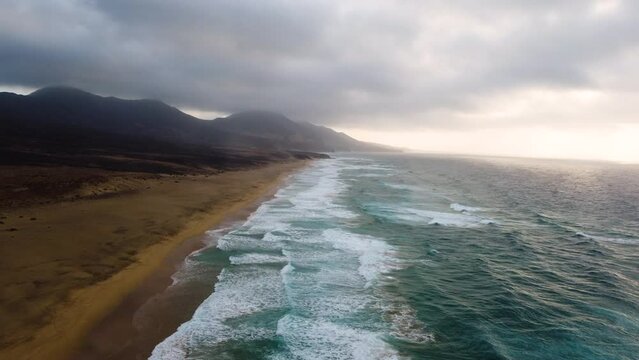 Drohne 4k Fuerteventura gerade aus &uuml;bers Meer am Strand Cofete