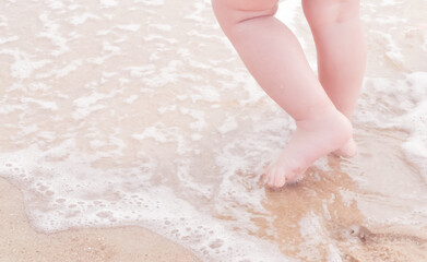 The child takes the first steps on the water at sea