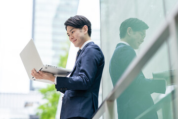 オフィス街のビジネスマン